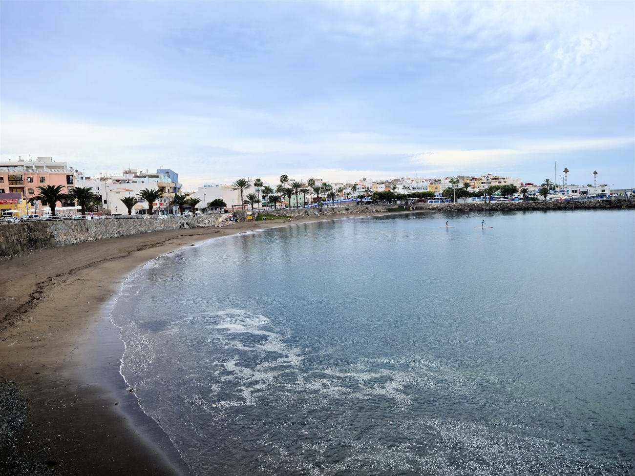 Playa de Las Marañuelas en Arguineguín, de arena oscura y aguas tranquilas, Gran Canaria