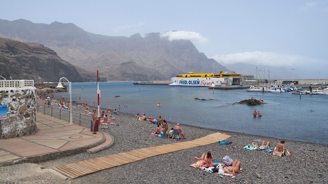 Sendero costero entre Arguineguín y Puerto Rico sobre acantilados volcánicos, Gran Canaria