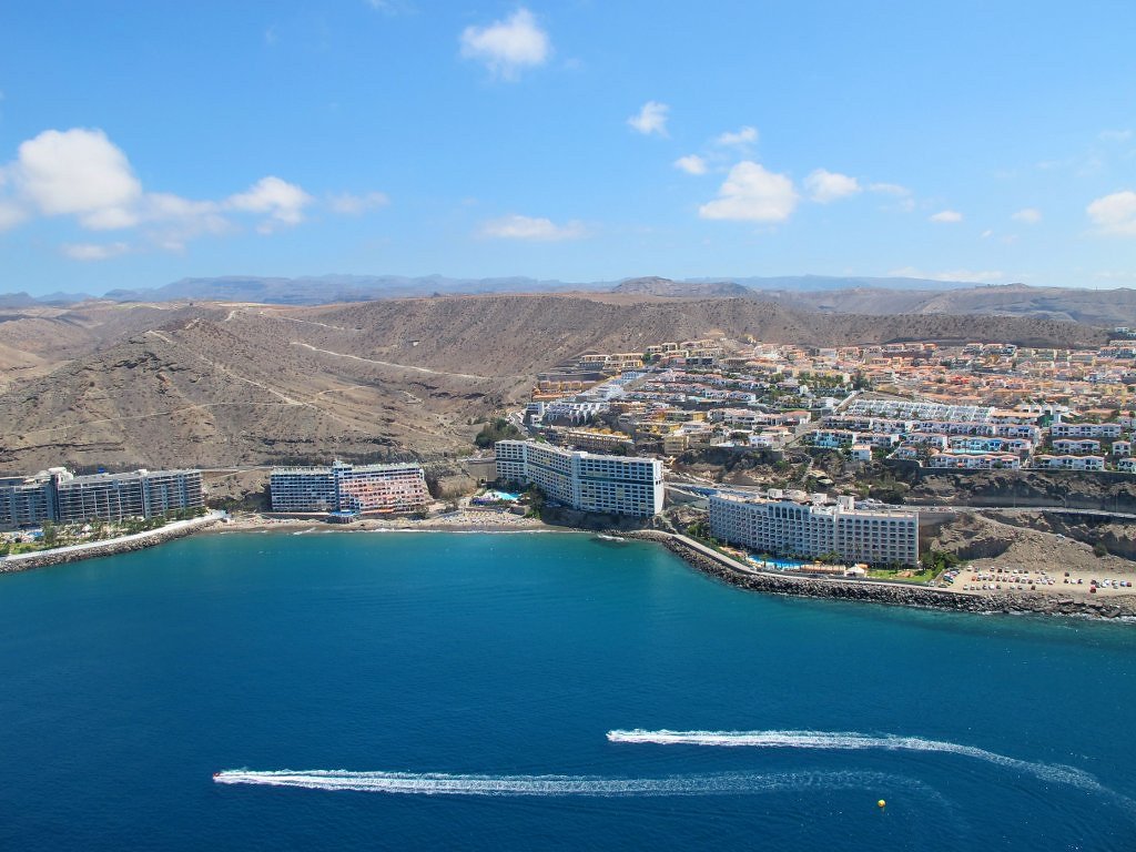 Vista aérea de Arguineguín y su puerto pesquero en la costa sur de Gran Canaria