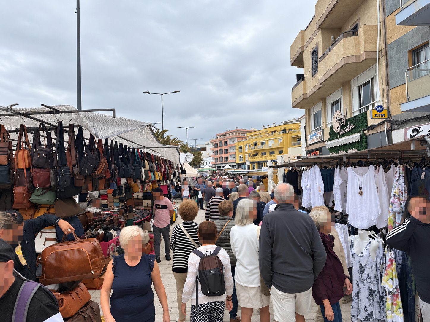 Mercado del martes en una calle de Arguineguín, Gran Canaria