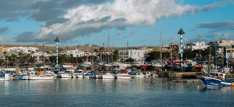 Muelle pesquero y deportivo de Arguineguín con barcos y terrazas, Gran Canaria