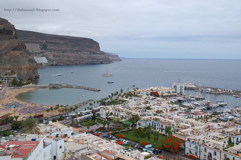 Playa de Puerto de Mogán con arena dorada y aguas tranquilas